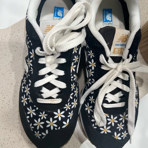 New Balance Daisy shoes - Picture 2 of 5